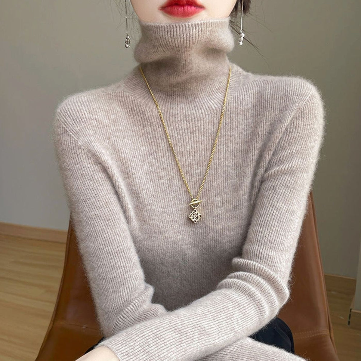 Jersey de punto de cuello alto acanalado y corte entallado para mujer
