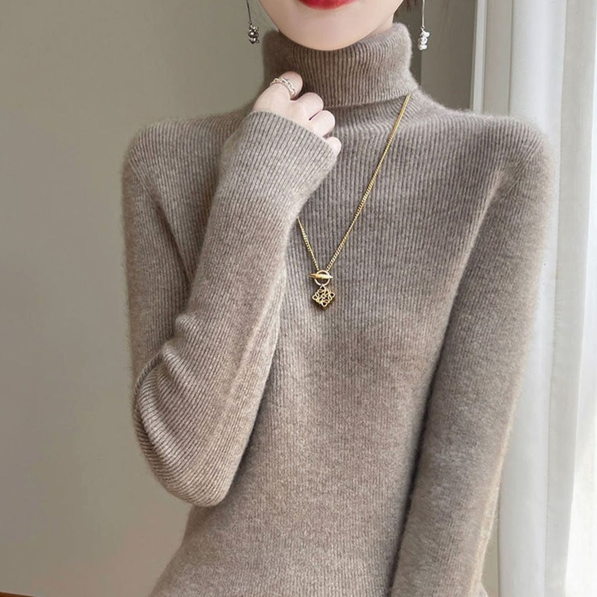 Jersey de punto de cuello alto acanalado y corte entallado para mujer