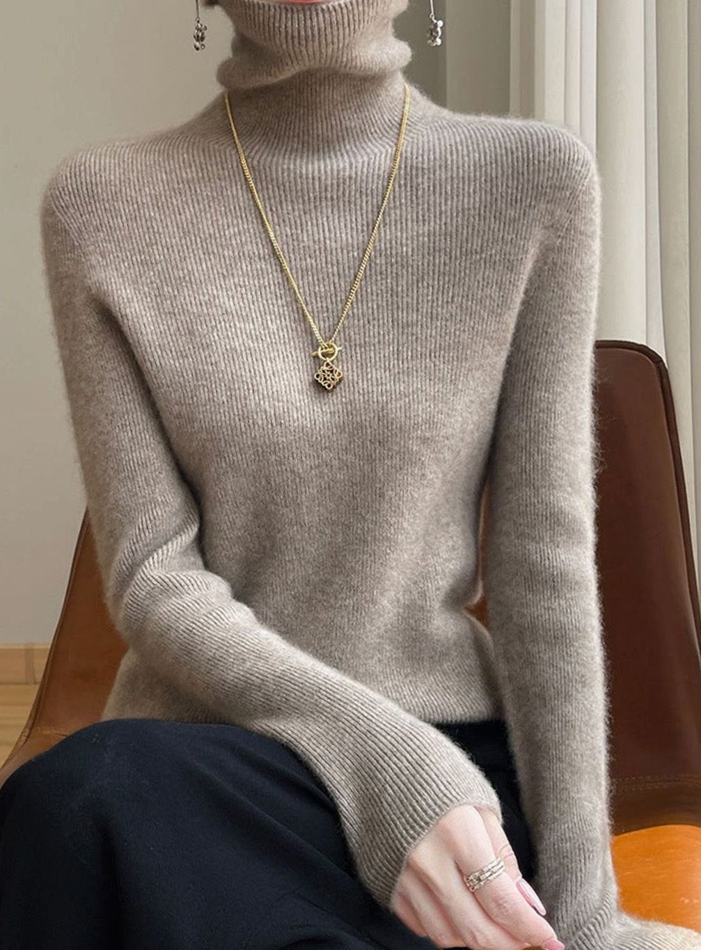 Jersey de punto de cuello alto acanalado y corte entallado para mujer