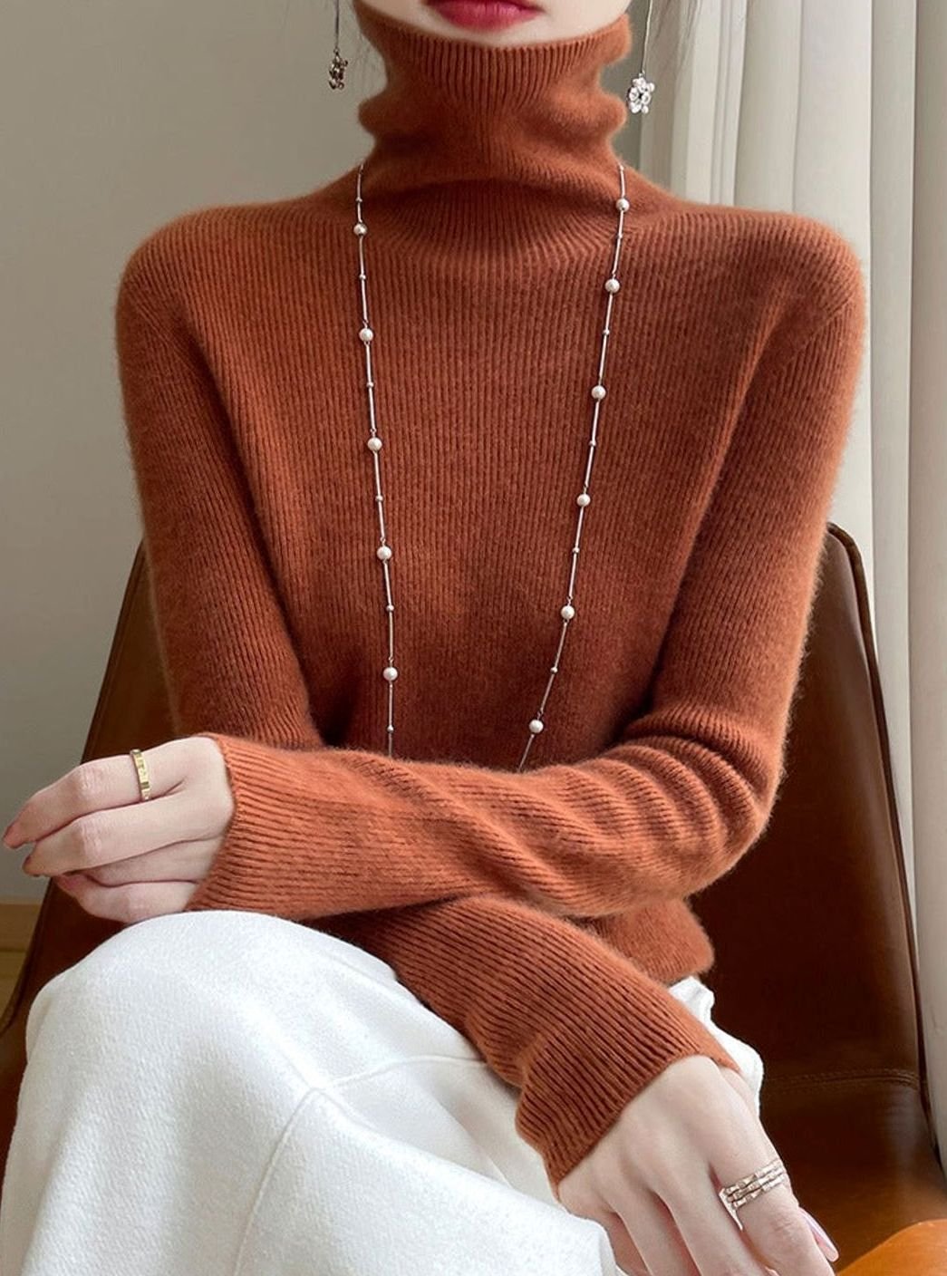 Jersey de punto de cuello alto acanalado y corte entallado para mujer
