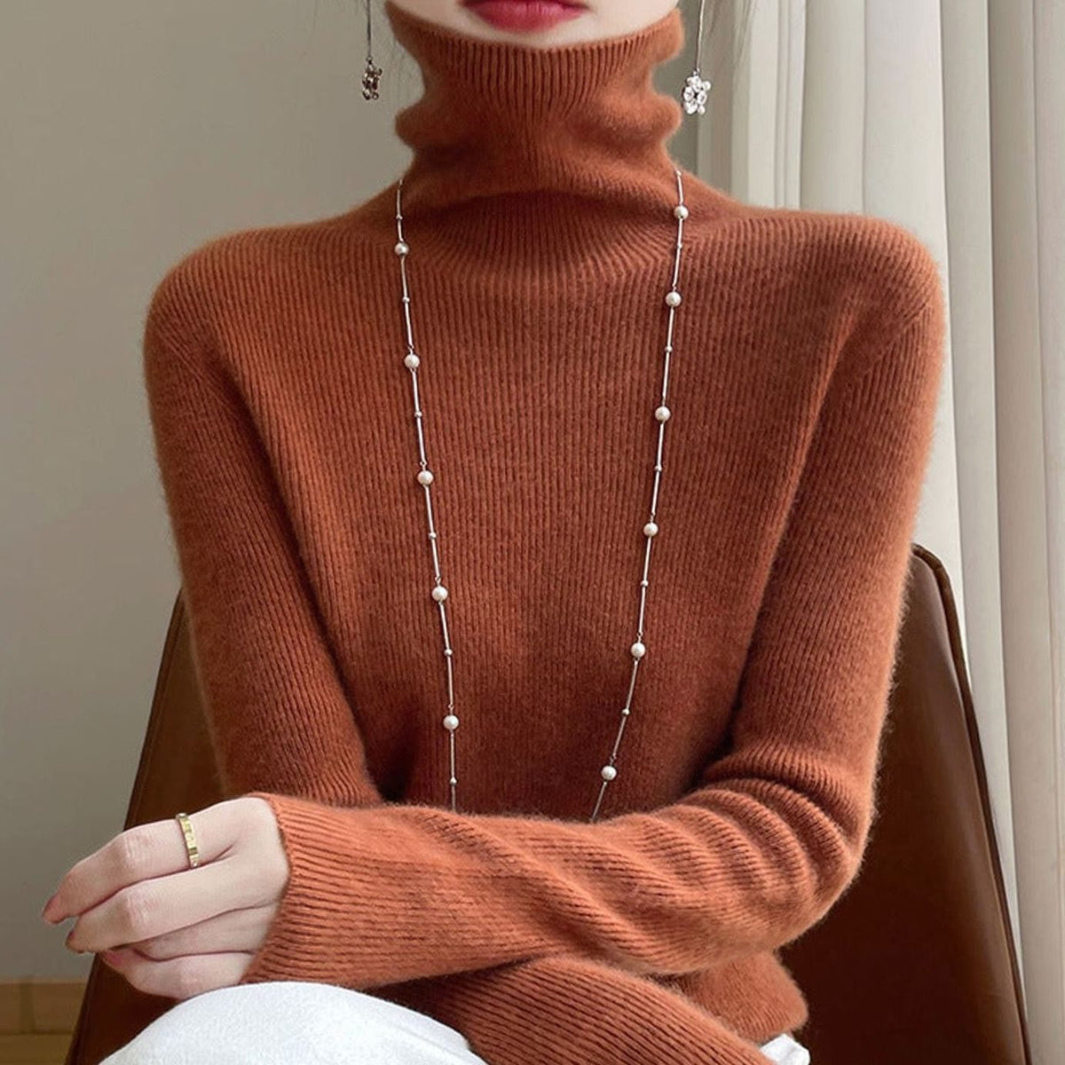 Jersey de punto de cuello alto acanalado y corte entallado para mujer