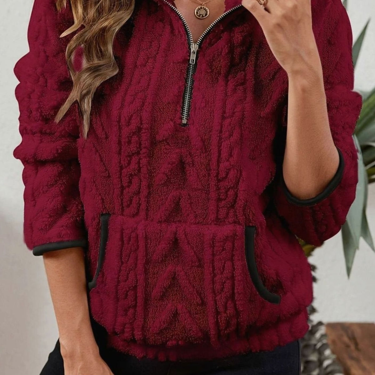 Jersey polar texturizado de manga larga con media cremallera y bolsillo tipo canguro para mujer