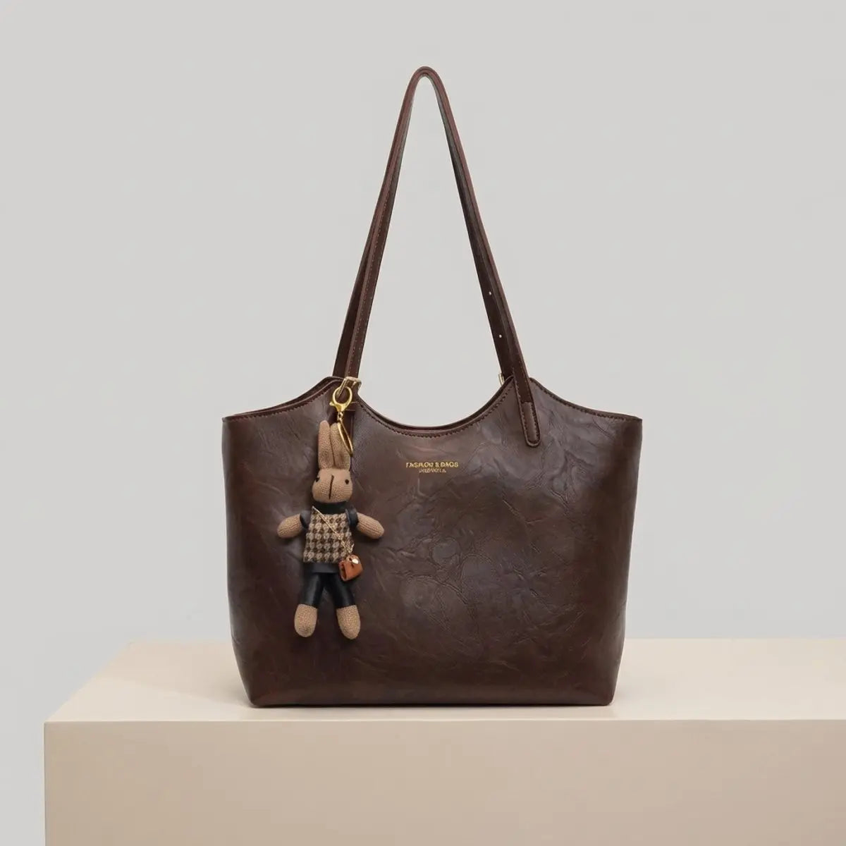 Bolso tote de hombro de cuero vegano para mujer con adorno de conejito de felpa