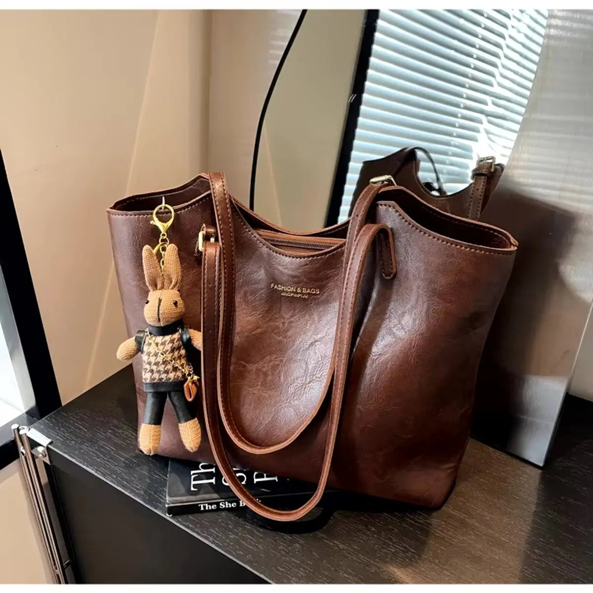 Bolso tote de hombro de cuero vegano para mujer con adorno de conejito de felpa