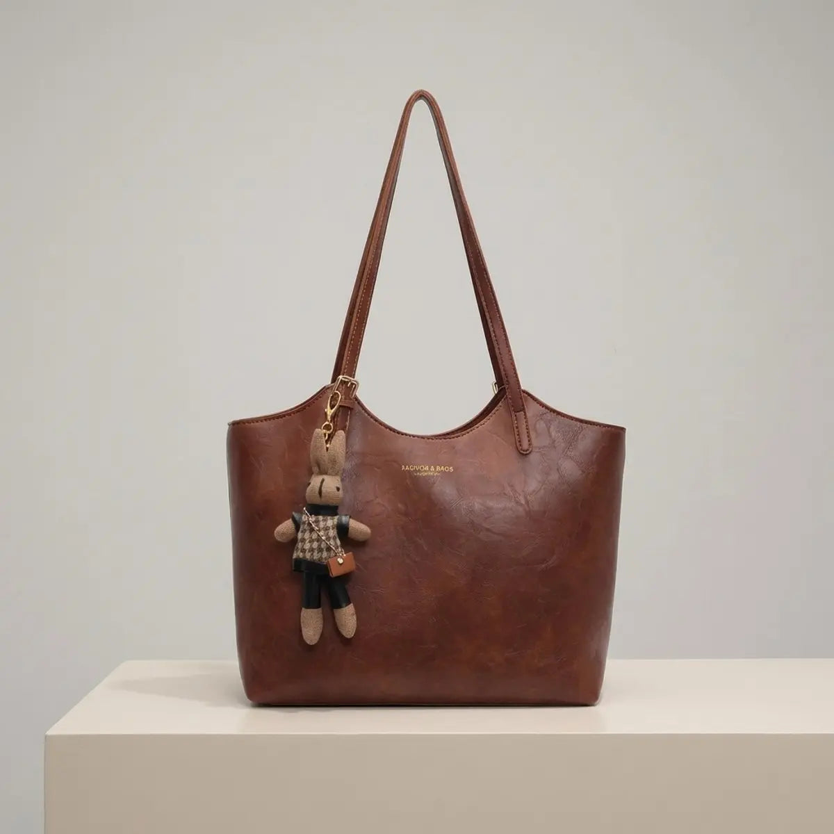 Bolso tote de hombro de cuero vegano para mujer con adorno de conejito de felpa